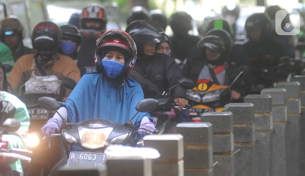 Sejumlah pengendara motor terjebak kemacetan saat melintasi kolong jalan layang (flyover) Semanggi, Jakarta, Senin (16/3/2020). Meski Presiden Jokowi mengeluarkan imbauan masyarakat untuk bekerja di rumah, namun beberapa ruas jalan di Ibu Kota masih mengalami kemacetan. (merdeka.com/Arie Basuki)