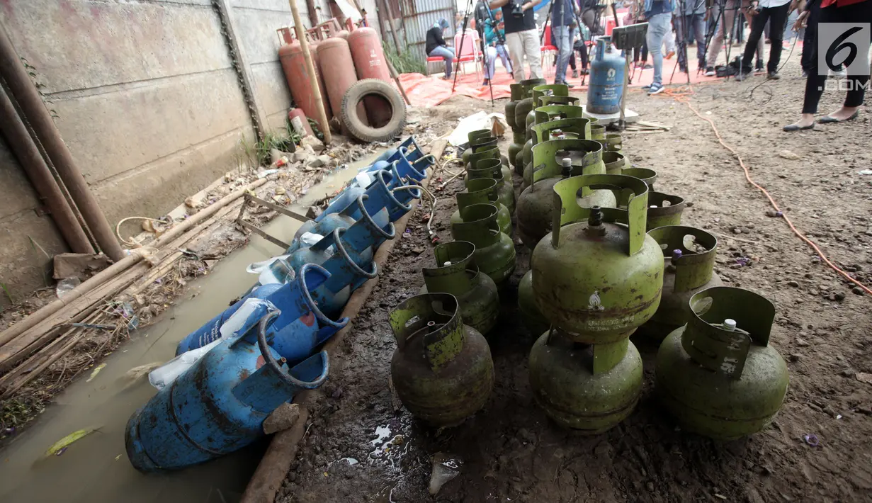 Barang bukti tabung gas yang diamankan usai penggerebekan gas oplosan di wilayah Nerotog, Pinang, Tangerang, Jumat (12/1).  Dari tangan tersangka F diamankan barang bukti 25 unit mobil bak berisi tabung yang telah disuntik. (Liputan6.com/Arya Manggala)