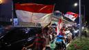 Para suporter itu datang dari penjuru ibu kota dengan menggunakan berbagai moda transportasi terutama kendaraan roda dua dan juga atribut bendera Merah-Putih. (Bola.com/M Iqbal Ichsan)