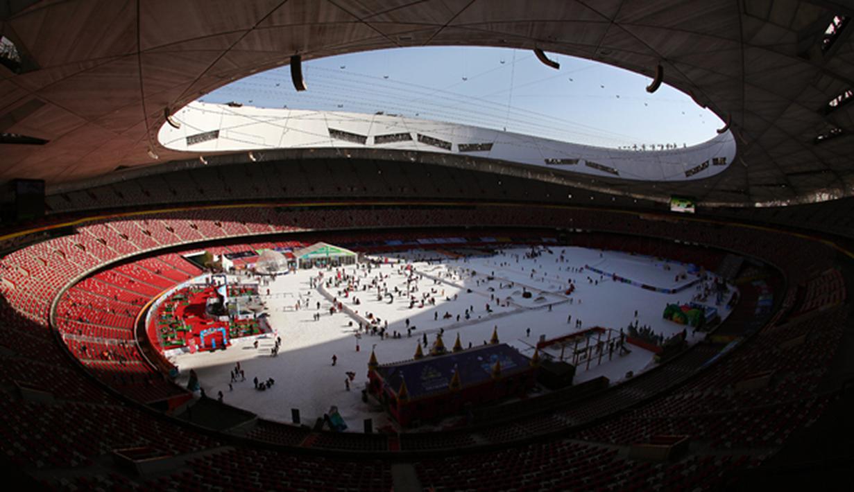Suasana salju buatan yang terdapat di dalam National Olympic Stadium, Tiongkok, Senin (2/1/2012). Minimnya salju di Beijing membuat sejumlah aktivis menolak penyelenggaraan Olimpiade musim dingin di kota itu. (EPA/How Hwee Young)