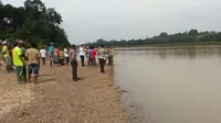 Warga memadati lokasi hilangnya seorang emak-emak di Jambi yang diseret buaya usai mandi di sungai Batanghari. (Foto: Dok. Polres Tebo/B Santoso)