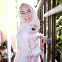 "Sebenarnya aku sudah masuk batas kuliah akhir. Kalau tahun ini aku nggak lulus, aku di-DO. Jadi mau nggak mau harus menyelesaikan tugas akhir," ujar Annisa Rahma di kawasan Senopati, Jakarta Selatan, Kamis (18/5/2017). (Adrian Putra/Bintang.com)
