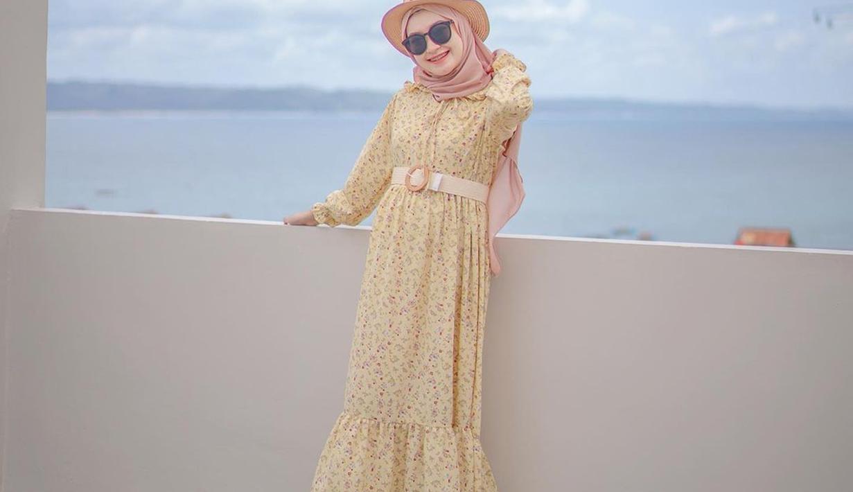 Selebgram hits Bandung bernama Sari Endah Pratiwi selalu sukses curi perhatian berkat gaya penampilannya yang konsisten menawan. Seperti saat perempuan yang akrab disapa Saritiw mengenakan outfit warna kuning yang membuatnya kian cantik memesona. (Liputan6.com/IG/@saritiw)