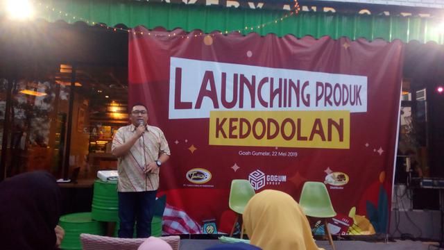 CEO PT Tama Cokelat Indonesia Kiki Gumelar tengah menjelaskan berbagai produk chocodot yang akan menambah koleksi belanjaan ada pada lebaran tahun ini