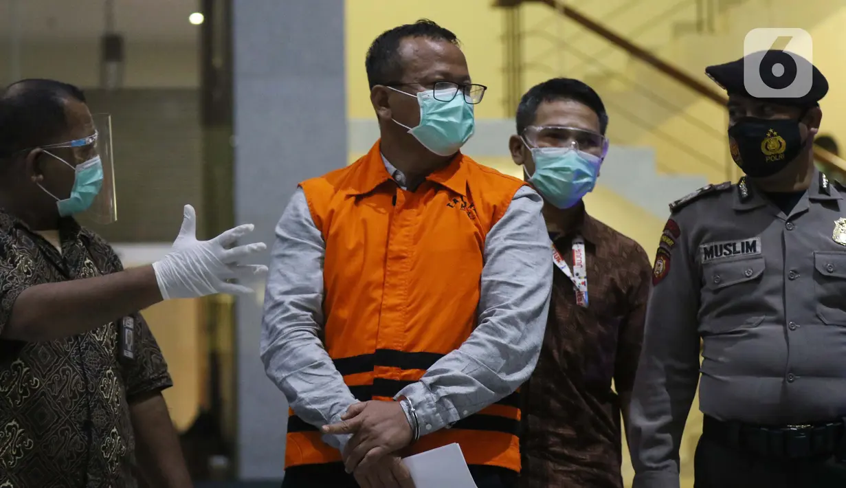Menteri Kelautan dan Perikanan, Edhy Prabowo (tengah) digiring petugas sesaat sebelum rilis penetapan tersangka kasus dugaan suap penetapan calon eksportir benih lobster di Gedung KPK Jakarta, Rabu (25/11/2020). Edhy ditahan KPK bersama empat orang lainnya. (Liputan6.com/Helmi Fithriansyah)