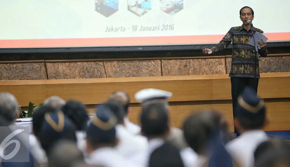 Presiden Joko Widodo memberikan paparan usai penandatanganan 12 Kontrak Kegiatan Strategis Kemenhub 2016, Jakarta, Senin (18/1). (Liputan6.com/Faizal Fanani)