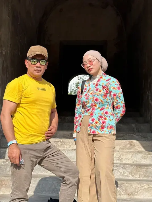 Anak Ridwan Kamil, Camilla Azzahra mengenakan kebaya kutu baru warna mint motif bunga dipadukan celana coklat panjang serasi dengan kerudung bergaya turbannya. [@camilliazr]