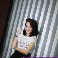 Meski ini bukan film pertamanyas sebagai perempuan hamil, film terbarunya kali ini, lebih banyak cerita tentang suami yang sedang menunggu istri sedang proses melahirkan. Meski ia belum pernah merasakan hamil. (Bambang E. Ros/Bintang.com)