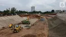 Sejumlah alat berat beroperasi di proyek Tol Serpong-Balaraja di kawasan BSD, Tangerang Selatan, Rabu (2/02/2022). Tol dengan panjang 39,80 km itu akan menjadi penghubung wilayah Barat Jakarta, tepatnya dari Kota Tangerang Selatan hingga Kabupaten Tangerang. (Liputan6.com/Fery Pradolo)