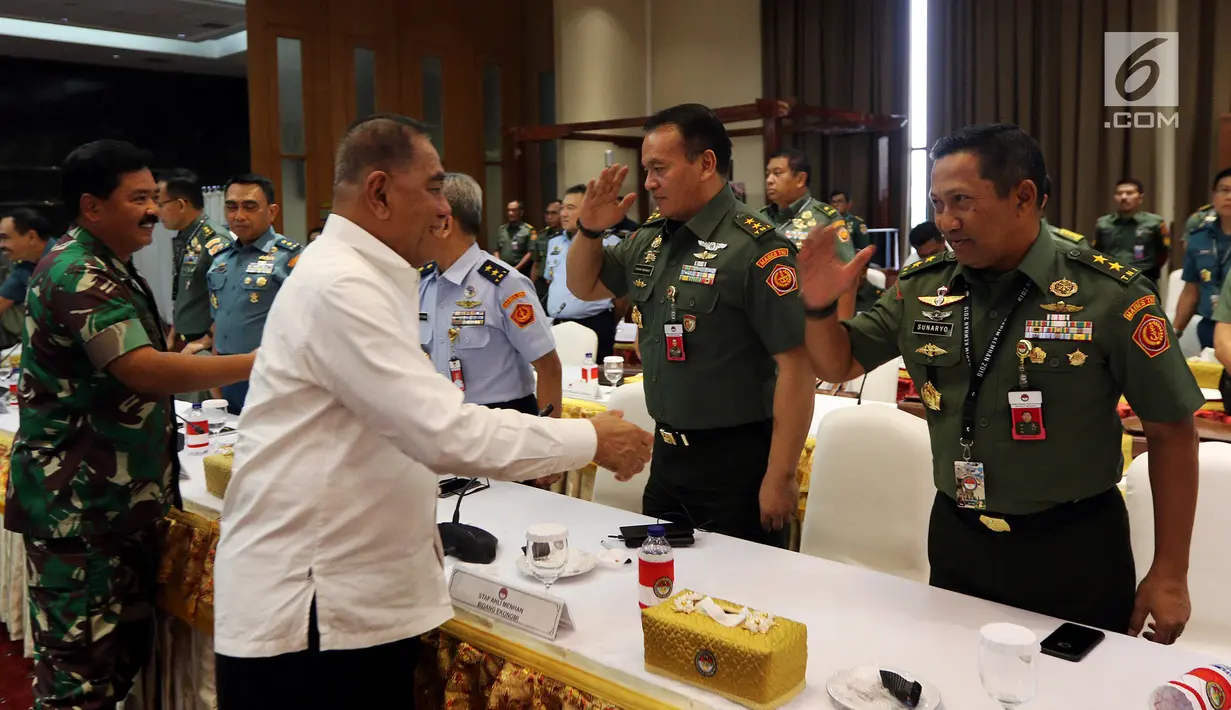 Menhan Ryamizard Ryacudu dan Panglima TNI Marsekal Hadi Tjahjanto menghadiri Rapim di Jakarta (16/1). Rapim bertema "Pertahanan Negara Yang Tangguh Untuk Menjaga Kedaulatan Dan Keutuhan Wilayah NKRI Serta Keselamatan Bangsa". (Liputan6.com/JohanTallo)