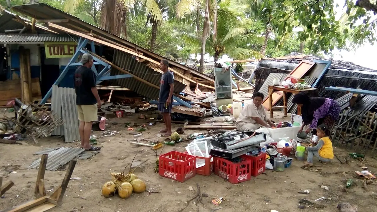 Pantai Carita Diterjang Tsunami
