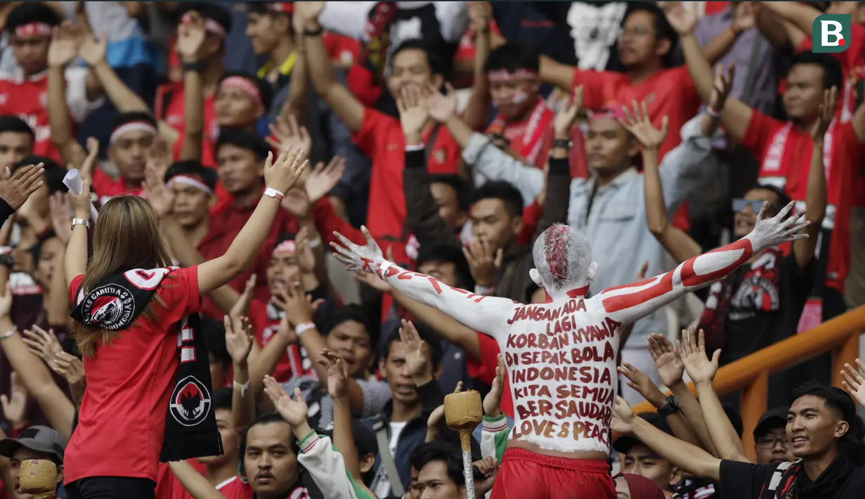 Suporter memberikan dukungan saat Indonesia melawan Yordania pada laga persahabatan di Stadion Wibawa Mukti, Jawa Barat,  Sabtu (13/10/2018). Indonesia menang 3-2 atas Yordania. (Bola.com/M Iqbal Ichsan)