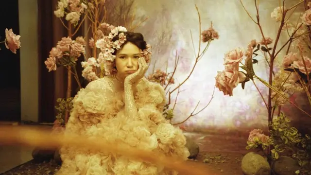 Potret Laura Basuki di Balik Layar Syuting Film Heartbreak Motel, Tetap Memukau