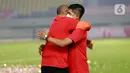 Pelatih Persija Jakarta, Sudirman (kiri), memeluk Bambang Pamungkas usai menjuarai Piala Menpora 2021 di Stadion Manahan, Solo, Minggu (25/4/2021). (Bola.com/M Iqbal Ichsan)