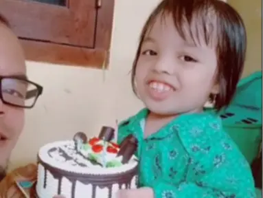 Saat ini usia Nabila sudah menginjak usia 7 tahun. Gaya Nabila yang gemas berhasil menarik perhatian penggemar di media sosial. (Liputan6.com/IG/@ucokk.baba)