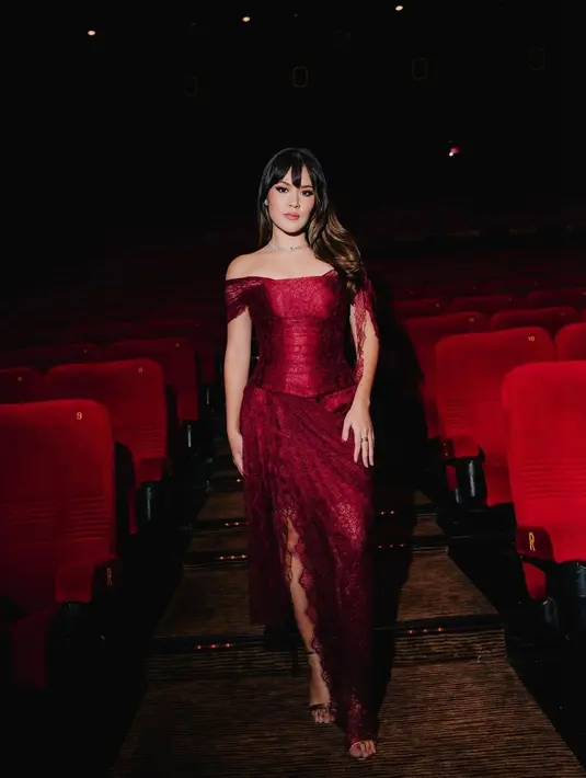 Bagian rok terihat asimetris yang bikin Raisa terlihat lebih jenjang dipadukan dengan open toe heels [@raisa6690]