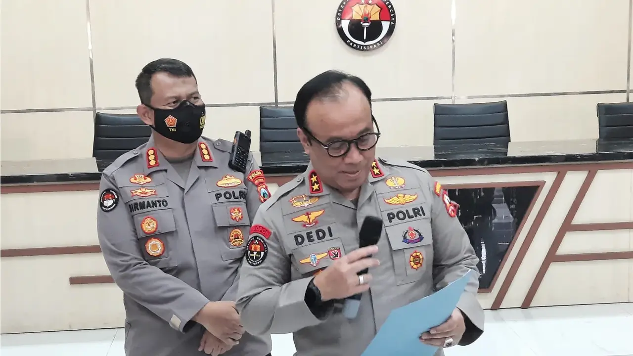 Kadiv Humas Polri Irjen Pol Dedi Prasetyo saat memberikan keterangan terkait tragedi Kanjuruhan Malang. (Dian Kurniawan/Liputan6.com)