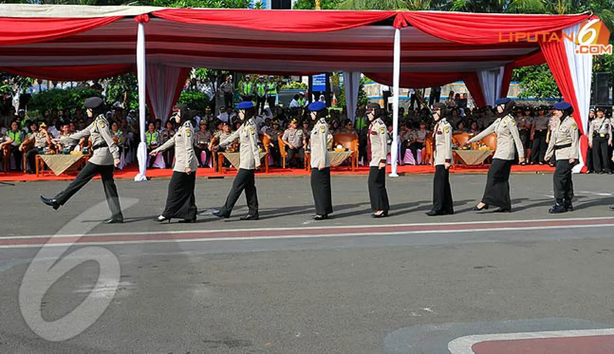 Acara yang digelar pada pagi hari menampilkan 15 Polwan dengan desain baju dinas Pakaian Dinas Upacara (PDU), Pakaian Dinas Harian (PDH) dan Pakaian Dinas Lapangan (PDL)(Liputan6.com/Herman Zakharia).