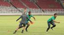 Aksi pemain Timnas U-19 saat melakukan uji coba lapangan jelang melawan Jepang U-19 di Stadion Utama GBK, (24/3/2018). Laga tersebut merupakan persiapan Timnas U-19 ke Piala Asia 2018. (Bola.com/Nicklas Hanoatubun)