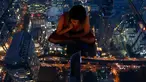 Wisatawan melihat pemandangan Kota Bangkok dari dek kaca gedung King Power Mahanakhon, Thailand, Rabu (21/11). Gedung King Power Mahanakhon saat ini menjadi yang paling tinggi di Thailand. (AP Photo/Sakchai Lalit)