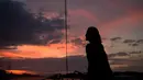 Perempuan berdarah Sulawesi-Belanda ini memang terlihat sangat menyukai sunset yang ada di pantai. Dengan warna jingga menyala, Aliyah begitu menikmati momen sambil menatap senja yang mulai tertutup oleh awan-awan hitam. (Liputan6.com/IG/aliyah.faizah)