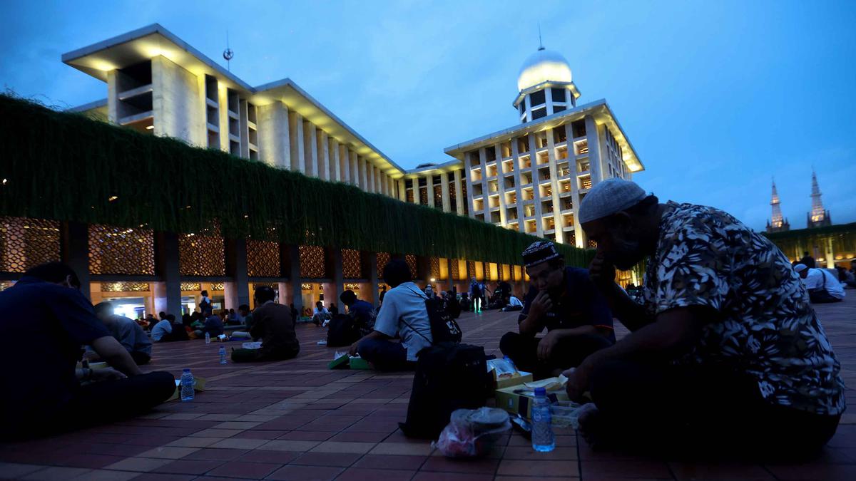 Ribuan Warga Berbuka Puasa Pertama Ramadan 1447 Hijriah di Masjid Istiqlal Jakarta