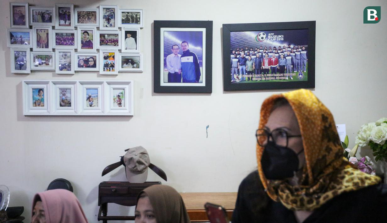 Foto mantan Sekjen PSSI, Nugraha Besoes bersama anggota keluarganya di rumah duka, Perumahan Alfa Indah Blok A II No.18 Joglo, Jakarta Barat, Senin (06/02/2023). Nugraha Besoes meninggal dunia pada Senin (06/02/2023) pukul 00.19 WIB di RS PON. (Bola.com/Bagaskara Lazuardi)