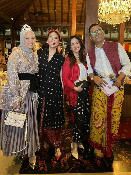 "Semua berawal dari Gadis Sampul 🫶 #ReuniGadisSampul #RoadtoGadis50th #50thAnniversaryGadis #GadisSampul #Sisterhood," tulis model dan presenter Novita Anggie yang merupakan finalis GADIS Sampul 1992. [Instagram/novitaangie]