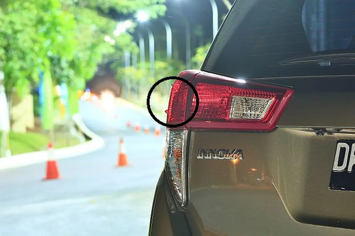 Ternyata, Sirip di Lampu Belakang Innova Ada Fungsinya Lho!