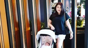 Seperti yang sudah diketahui, DJ Butterfly melahirkan Katharine melalui proses operasi caesar. Meski begitu, ia tak mengalami kesulitan dan semua berjalan lancar. (Liputan6.com/IG/dj_kattybutterfly36)