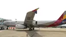 Pesawat Asiana Airlines terparkir saat salah satu pintu daruratnya tiba-tiba terbuka di Bandara Internasional Daegu di Daegu, Korea Selatan, Jumat, 26 Mei 2023. (Yun Kwan-shick/Yonhap via AP)