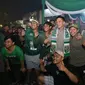 Kapolrestabes Surabaya Kombes Pol Akhmad Yusep Gunawan bersama Bonek pendukung Persebaya. (Dian Kurniawan/Liputan6.com)