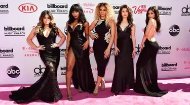 Girlband asal Amerika Serikat, Fifth Harmony berpose di karpet merah saat menghadiri gelaran akbar Billboard Music Awards 2016 di Las Vegas, Nevada, Minggu (22/5). (David Becker/Getty Images/AFP)