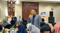 Trainer Nasional Ronal Hutagalung, pendiri Public Speaking School (RHPSS) yang mengedukasi para pelaku UMKM Lokal Gorontalo (Arfandi Ibrahim/Liputan6.com)