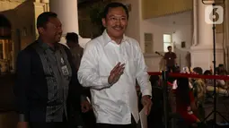 Kepala RSPAD dr Terawan Agus Putranto meninggalkan Kompleks Istana Kepresidenan di Jakarta, Selasa (22/10/2019). Terawan yang mengenakan atasan kemeja berwarna putih tersebut, dirumorkan akan mengisi jabatan sebagai Menteri Kesehatan di Kabinet Kerja jilid II. (Liputan6.com/Angga Yuniar)