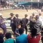 Sambil berjoget, puluhan bonek dan penonton nampak asik menikmati seni ketangkasan adu domba Garut di lapangan nasional seni ketangkasan adu domba Rancabango, Garut (Liputan6.com/Jayadi Supriadin)