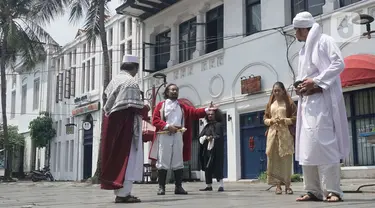 Sejumlah seniman teater dari Museum Sejarah Jakarta melakukan lakokan bertemakan Perjuangan Pangeran Diponegoro di Halaman Museum Fatahillah, Kota Tua, Jakarta Pusat, Minggu (24/10/2021). (Liputan6.com/Herman Zakharia)