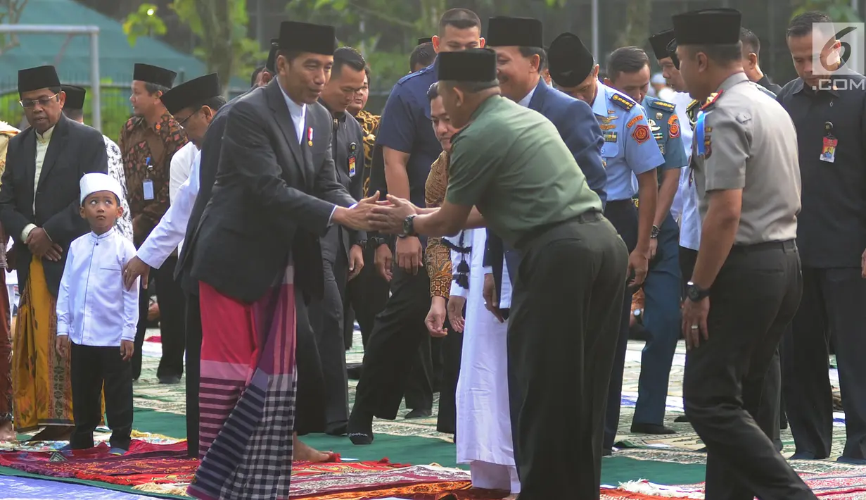Presiden Joko Widodo bersalaman sebelum salat id Hari Raya Idul Fitri 1 Syawal 1439 H di di Lapangan Astrid, Kebun Raya Bogor (15/6). (Merdeka.com/Arie Basuki)