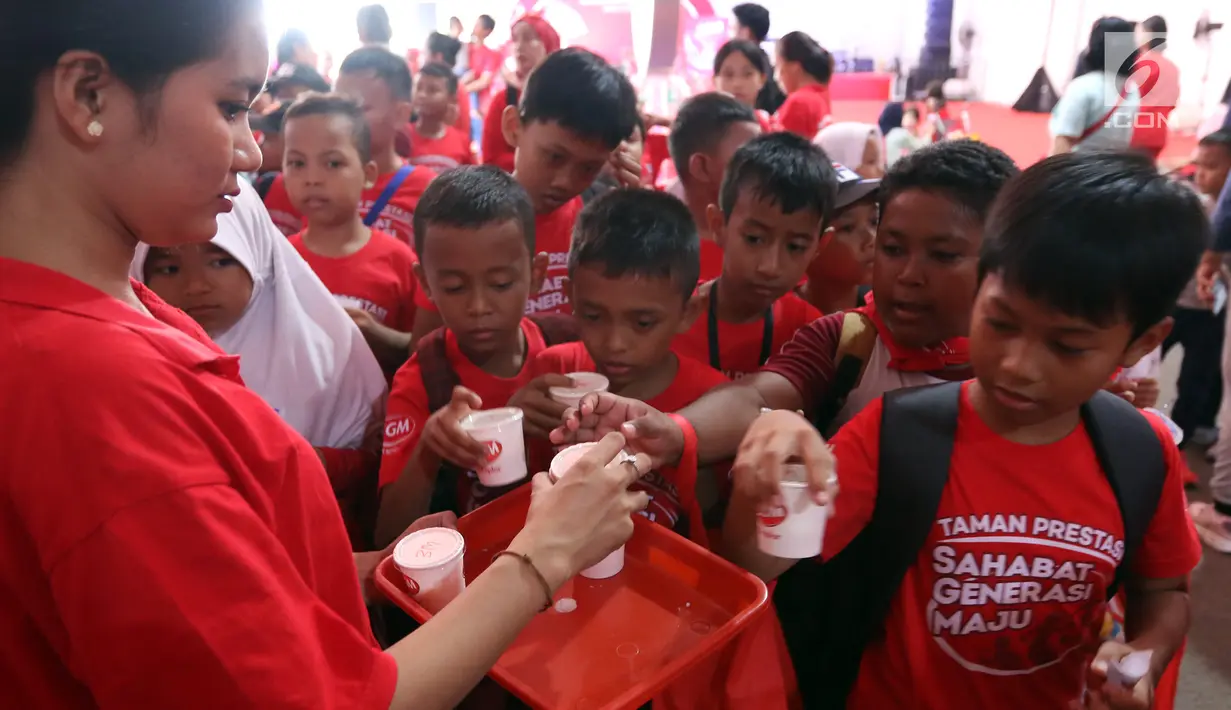 Anak-anak berebut susu saat peringatan Hari Anak Nasinonal di Taman Prestasi, Jakarta, Minggu (21/7/2019). Peringati Hari Anak Nasional SGM Eksplor hadirkan "Taman Prestasi Sahabat Generasi Maju" untuk mendukung asah potensi prestasi si Kecil Jadi anak Generasi Maju. (Liputan6.com/Johan Tallo)
