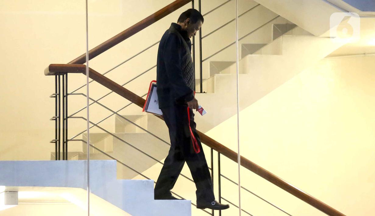 Dia mengakui bahwa keterbatasan kuota membuatnya terpaksa menggunakan jalur haji furoda untuk memberangkatkan jamaahnya. Tampak dalam foto, pemilik agen perjalanan haji dan umroh, Maktour Travel, Fuad Hasan Masyhur (kiri) saat akan meninggalkan Gedung Merah Putih Komisi Pemberantasan Korupsi (KPK), Jakarta, Senin (26/1/2025). (Liputan6.com/Helmi Fithriansyah)