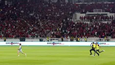 Petugas keamanan mengejar seorang suporter yang masuk kedalam lapangan dan berlari ke arah pemain Timnas Argentina setelah laga FIFA Matchday antara Timnas Indonesia Vs Timnas Argentina di Stadion Utama Gelora Bung Karno (SUGBK), Senayan, Jakarta, Senin (19/06/2023). (Bola.com/M Iqbal Ichsan)