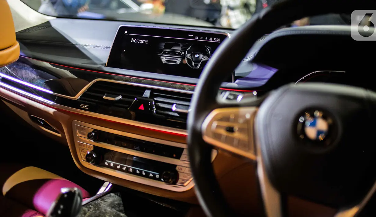 Interior dan panel dalam The New BMW 730Li M Sport dalam peluncuran BMW Seri 7 Long Wheelbase di Jakarta, Kamis (10/10/2019). The New BMW 730Li Opulence dibandrol dengan harga Rp2,299 miliar off-the-road yang tersedia mulai hari Kamis (10/10). (Liputan6.com/Faizal Fanani)