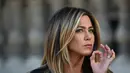 "Saat kamu mencoba menghindari sakitnya patah hati, itu menciptakan sakit yang lebih besar," terang Jennifer Aniston. (GABRIEL BOUYS  AFP)