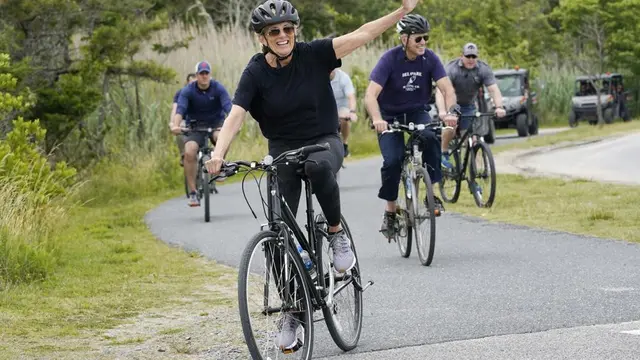 Presiden AS Joe Biden dan istrinya Jill Biden bersepeda di Pantai Rehoboth, Delaware, Kamis, 3 Juni 2021 untuk merayakan ulang tahun ke-70 sang ibu negara. (Foto AP/Susan Walsh)