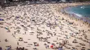 Orang-orang mengunjungi pantai Bondi di Sydney, Australia pada 5 Oktober 2020. Pengunjung ramai berjemur dan bermain di pantai dan berenang di laut saat pandemi Covid-19 masih berlangsung.  (Photo by DAVID GRAY / AFP)