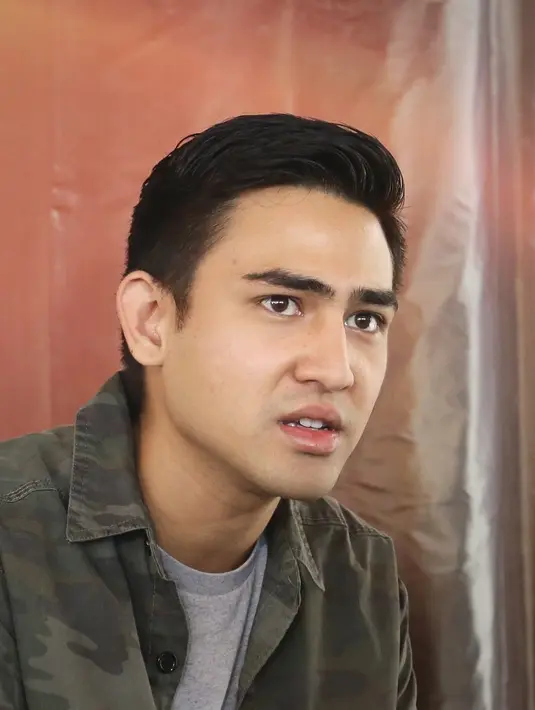 "Mereka bangga pasti kalau kita punya prestasi apa lagi prestasinya beda dari yang lain-lain yang pernah gua kerjain mereka pasti bangga," kata Axel Matthew di lokasi syuting Api dan Cinta, Cibubur, Jakarta Timur, Selasa (26/11/2019). (Bambang E Ros/Fimela.com)