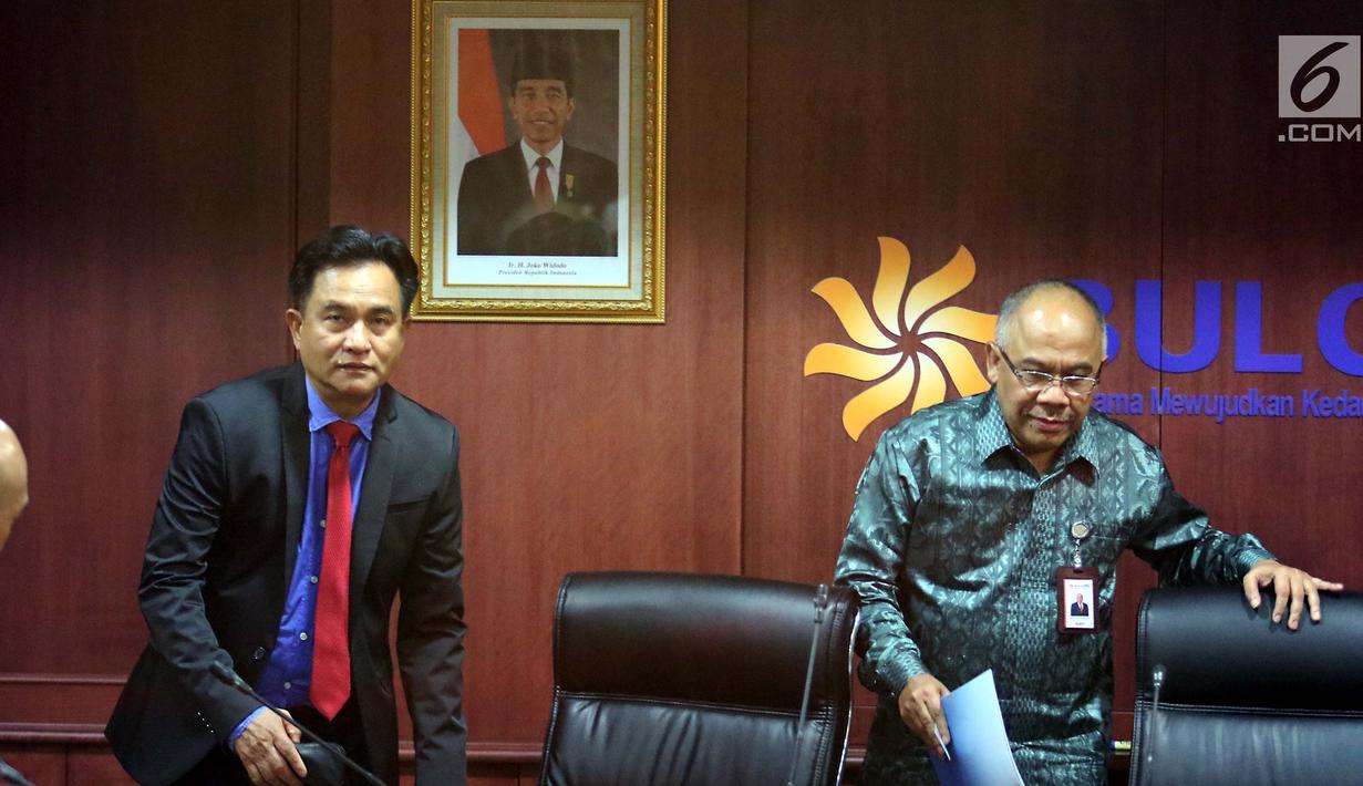 Pengacara Perum Bulog Yusril Ihza Mahendra saat tiba di kantor Bulog, Jakarta, Senin (25/9). Yusril didampingi Direktur SDM dan Umum Wahyu Suparyono memberi penjelasan tentang persoalan sengketa lahan di Kelapa Gading. (Liputan6.com/Angga Yuniar)