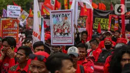 Massa buruh melakukan long march menuju kawasan Bundaran HI di hari Buruh. (Liputan6.com/Angga Yuniar)