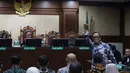 Para tersangka berasal dari berbagai posisi di jajaran Kemenaker dan perusahaan penyedia jasa K3. Tampak dalam foto, bekas Wakil Menteri Ketenagakerjaan, Immanuel Ebenezer mengepalkan tangan sesaat sebelum mengikuti sidang lanjutan dugaan kasus pemerasan dalam pengurusan sertifikat K3 dimulai di Pengadilan Tindak Pidana Korupsi (Tipikor) Jakarta, Senin (2/2/2026). (Kapanlagi.com/Budy Santoso)