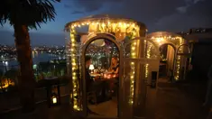 Pasangan menikmati makan malam mereka di zona aman yang disediakan sebuah restoran di Istanbul, Turki (16/6/2020). Sebuah restoran kelas atas di Sutluce, suatu kawasan di sisi Eropa Kota Istanbul, membuat pelanggannya merasa tenang di dalam zona aman. (Xinhua/Osman Orsal)